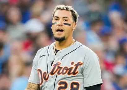 Javier Báez abandona juego tras recibir golpe en la frente