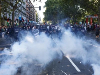 Protestas en el final de La Vuelta Ciclista a España dejan 22 policías heridos y dos detenidos