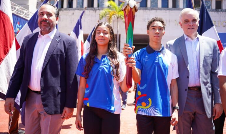 El director ejecutivo del Instituto Nacional de Educación Física (INEFI), Alberto Rodríguez Mella, y el ministro de Educación de la República Dominicana (MINERD), Luis Miguel Decamps, escoltan a los estudiantes Isabella Fernández y Omar José Marte, primeros portadores de la antorcha de los XI Juegos Escolares Deportivos Nacionales San Francisco 2025.