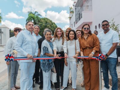 Carolina Mejía inaugura Plaza de Memoria tras restauración del Antiguo Cementerio Municipal