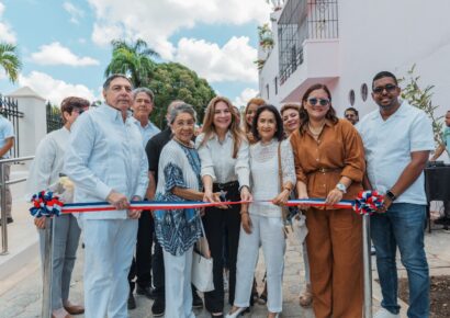 Carolina Mejía inaugura Plaza de Memoria tras restauración del Antiguo Cementerio Municipal