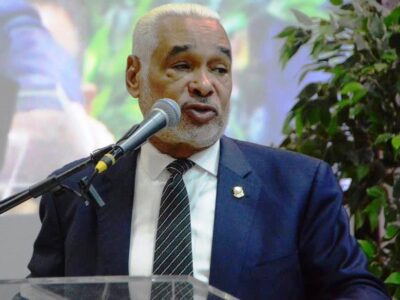 Radhamés Camacho denuncia que más de 500 mil niños están fuera de las aulas