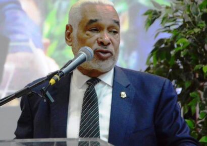 Radhamés Camacho denuncia que más de 500 mil niños están fuera de las aulas