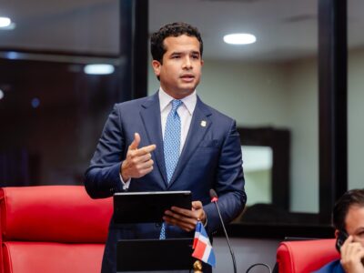 Omar Fernández cuestiona incremento de RD$34,000 millones al gasto corriente y reducción en Educación