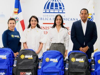 Ministra Raful destaca aporte de Sky High y Risa Travel de kits escolares a estudiantes del Ensanche Capotillo
