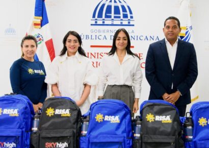 Ministra Raful destaca aporte de Sky High y Risa Travel de kits escolares a estudiantes del Ensanche Capotillo