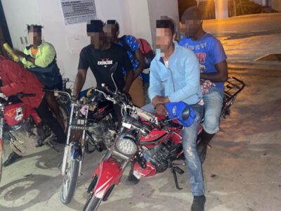 Tres motorizados detenidos en Azua por transportar haitianos en condición migratoria irregular
