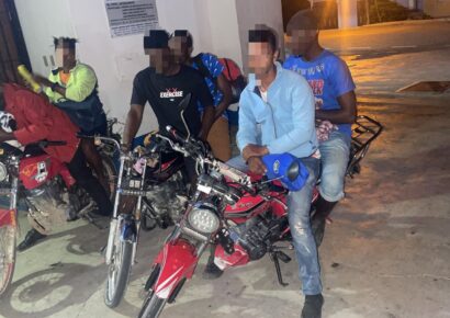Tres motorizados detenidos en Azua por transportar haitianos en condición migratoria irregular