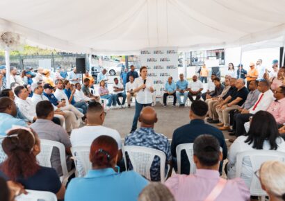 Carolina Mejía lleva soluciones al sector La Puya