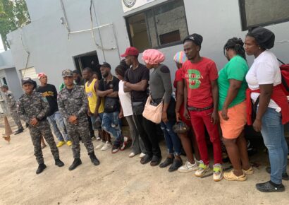 Policía detiene yipeta con 17 haitianos indocumentados en Valverde