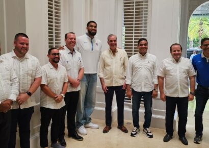 Karl-Anthony Towns presenta proyecto deportivo en Tamboril junto al presidente Abinader