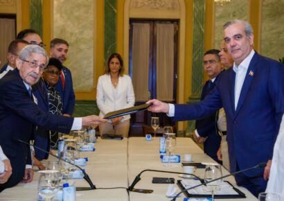 CES entrega a Abinader informe final sobre crisis haitiana con 151 propuestas de acción