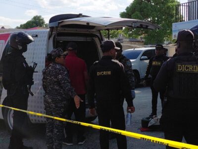 Familiares denuncian abuso policial tras muerte de cinco hombres en barbería de La Barranquita