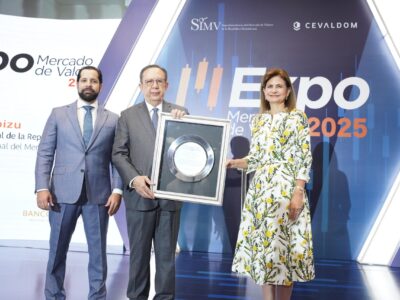 Héctor Valdez Albizu recibe reconocimiento por su liderazgo en el desarrollo del mercado de valores dominicano