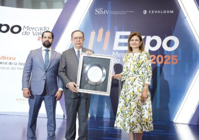 Héctor Valdez Albizu recibe reconocimiento por su liderazgo en el desarrollo del mercado de valores dominicano