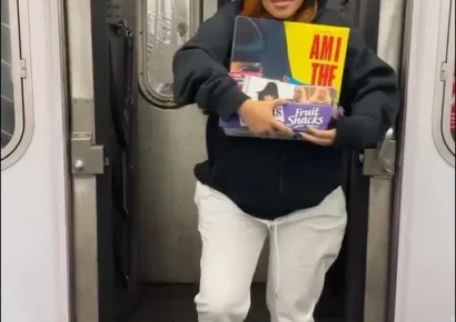 Cardi B vuelve a sorprender: ahora apareció en el metro de Nueva York promocionando su álbum
