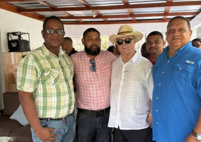 Hipólito Mejía visita a dirigente del PRM Olegario Ortega en Monte Plata