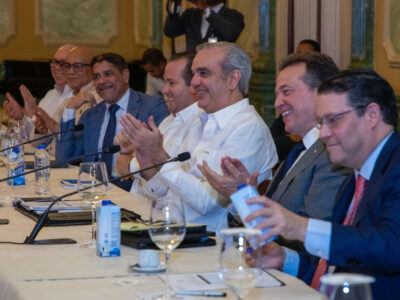 Empresarios y sectores productivos respaldan crecimiento económico en reunión con Abinader