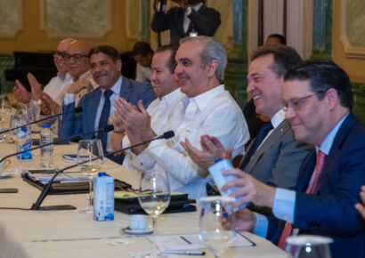 Empresarios y sectores productivos respaldan crecimiento económico en reunión con Abinader