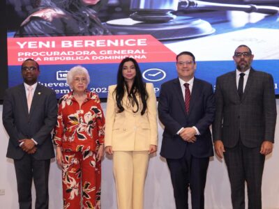 Procuradora imparte primera conferencia en Aduanas sobre nuevo Código Penal