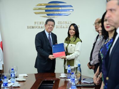 Leonel Fernández recibe anteproyecto de reforma policial en Funglode