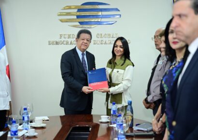 Leonel Fernández recibe anteproyecto de reforma policial en Funglode