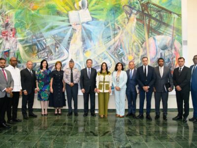 Faride Raful entrega anteproyecto de reforma policial a Leonel Fernández en Funglode