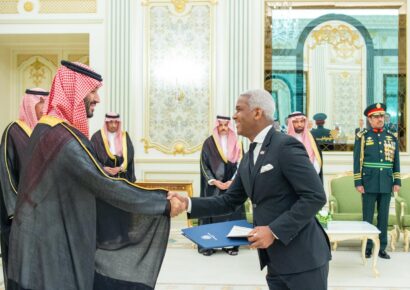 Embajador Andy Rodríguez Durán presenta credenciales ante el príncipe heredero de Arabia Saudita