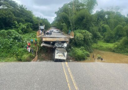 Colapsa puente entre Yamasá y Don Juan mientras un camión intentaba cruzarlo