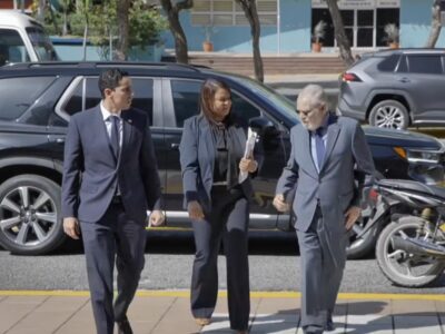 Directores de SeNaSa y Sisalril llegan a la Procuraduría para entregar informe sobre anomalías en el Seguro Nacional de Salud