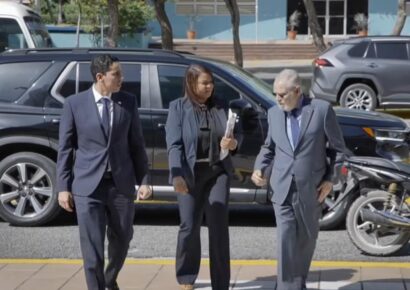 Directores de SeNaSa y Sisalril llegan a la Procuraduría para entregar informe sobre anomalías en el Seguro Nacional de Salud