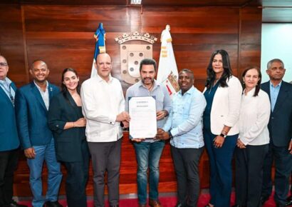 Manny Pérez declarado “Hijo Adoptivo” de Santiago