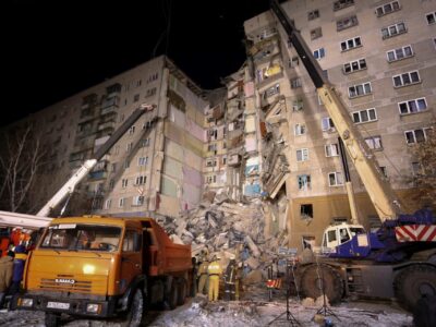 Derrumbe en colegio en obras deja dos muertos y un desaparecido en Moscú