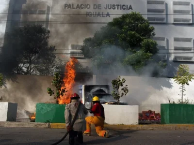 Atacan Palacio de Justicia en México tras 11 años de la desaparición de los 43 estudiantes de Ayotzinapa
