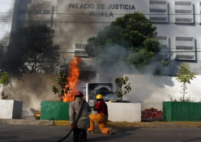 Atacan Palacio de Justicia en México tras 11 años de la desaparición de los 43 estudiantes de Ayotzinapa