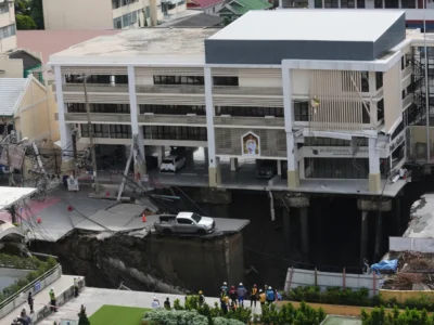 ¡Increíble! Un gran socavón paraliza la ciudad en Bangkok, Tailandia