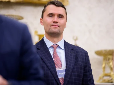 Charlie Kirk, activista conservador, resulta herido tras recibir un disparo en el cuello durante un evento en Utah Valley University