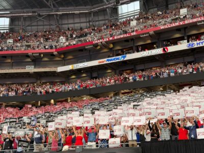 Funeral de Charlie Kirk reúne a decenas de miles en Arizona; Trump encabeza homenaje a figura clave del conservadurismo