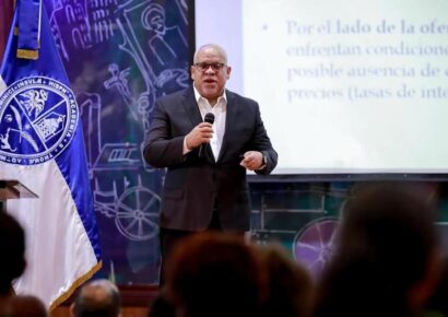 Fabricio Gómez Mazara expone en el II Congreso de Emprendimiento, Tecnología y MIPYMES en la UASD