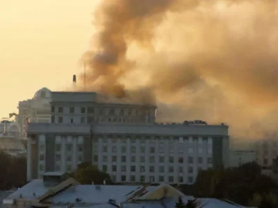 Rusia lanza su mayor ofensiva aérea contra Ucrania y ataca sede del gobierno en Kiev