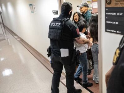 Despiden a agente de inmigración tras agresión a mujer en edificio federal de Nueva York