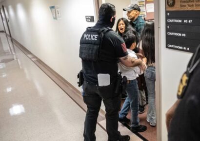 Despiden a agente de inmigración tras agresión a mujer en edificio federal de Nueva York