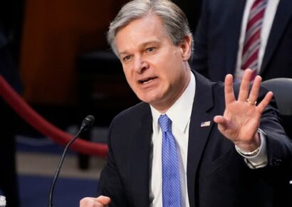 Trump acusa a Christopher Wray, otro exdirector del FBI, de infiltrar agentes del FBI en el asalto al Capitolio