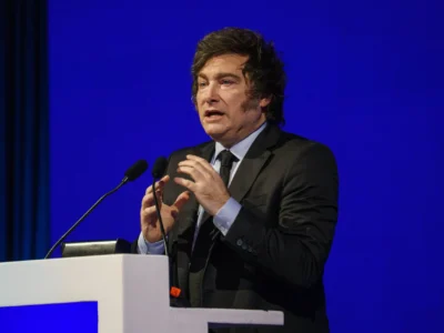 Milei admite impacto económico por devaluación y enfrenta presión política tras derrota electoral y escándalo de corrupción