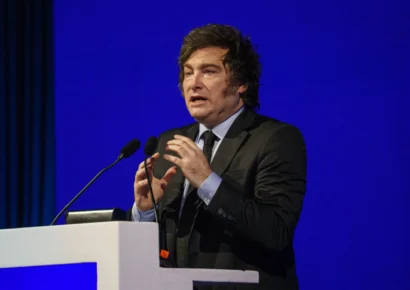 Milei admite impacto económico por devaluación y enfrenta presión política tras derrota electoral y escándalo de corrupción