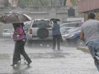 Onda tropical provoca fuertes lluvias y mantienen alertas en gran parte del país