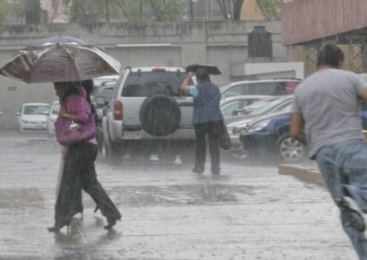 Onda tropical provoca fuertes lluvias y mantienen alertas en gran parte del país