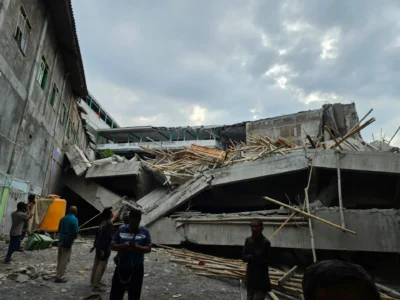 Increíble: un internado islámico se derrumba en Indonesia mientras estudiantes rezaban