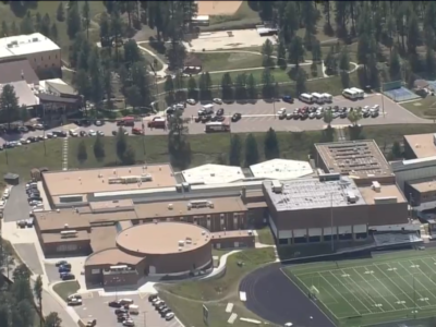 Tiroteo en escuela de Denver deja tres adolescentes heridos; FBI y ATF investigan el incidente