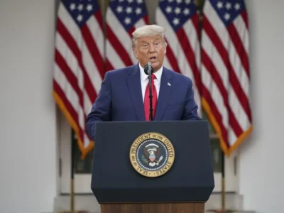 Administración Trump estudia prohibir el acceso a armas a personas transgénero